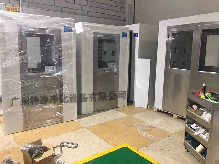 風淋室作為一種重要的凈化設備，廣泛應用于無塵室、電子、制藥等行業(yè)。