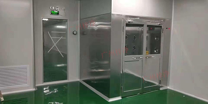 風淋室能夠對進入潔凈室的人員或物品進行高效的風淋，以去除表面塵埃和微生物，確保潔凈室的環境質量。