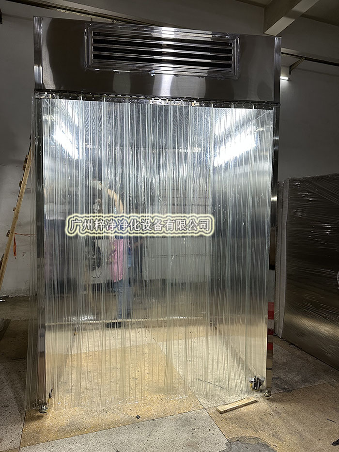 潔凈采樣車工作原理是從室內(nèi)空氣經(jīng)過(guò)初效過(guò)濾器、高效過(guò)濾器出風(fēng)的形式達(dá)到高潔凈度的工作環(huán)境，是一種垂直流局部空氣凈化裝置。