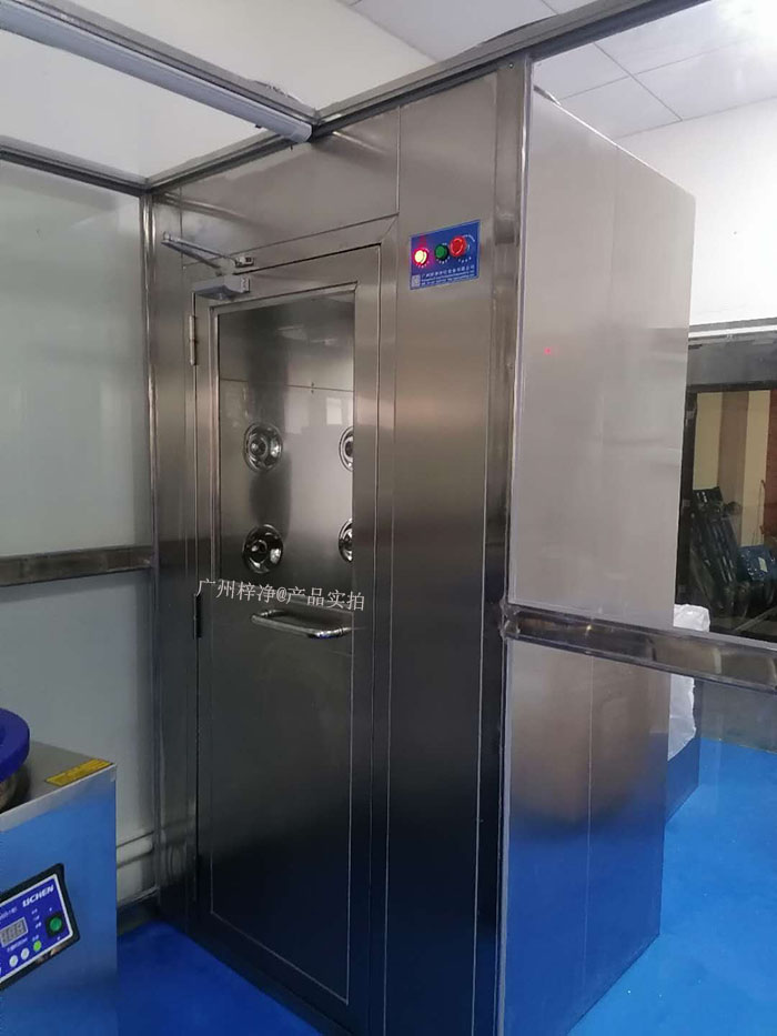 藥行業實驗室的風淋室可以根據實驗室的具體需求進行定制，包括風淋室尺寸、風淋室風速、風淋室高效空氣過濾器過濾效率等，以適應不同實驗活動的需要。