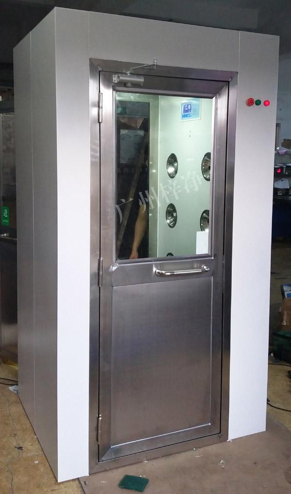 1200型風淋室是進入潔凈室所必需的通道，可以減少進出潔凈室所帶來的污染問題。
